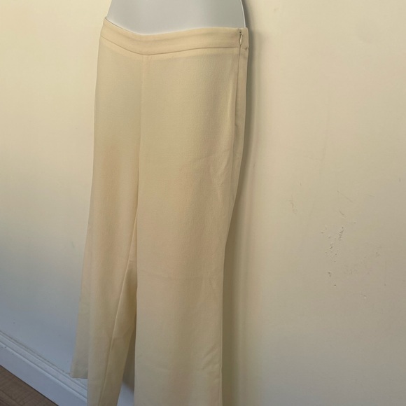 White pants stretch - Picture 2 of 5